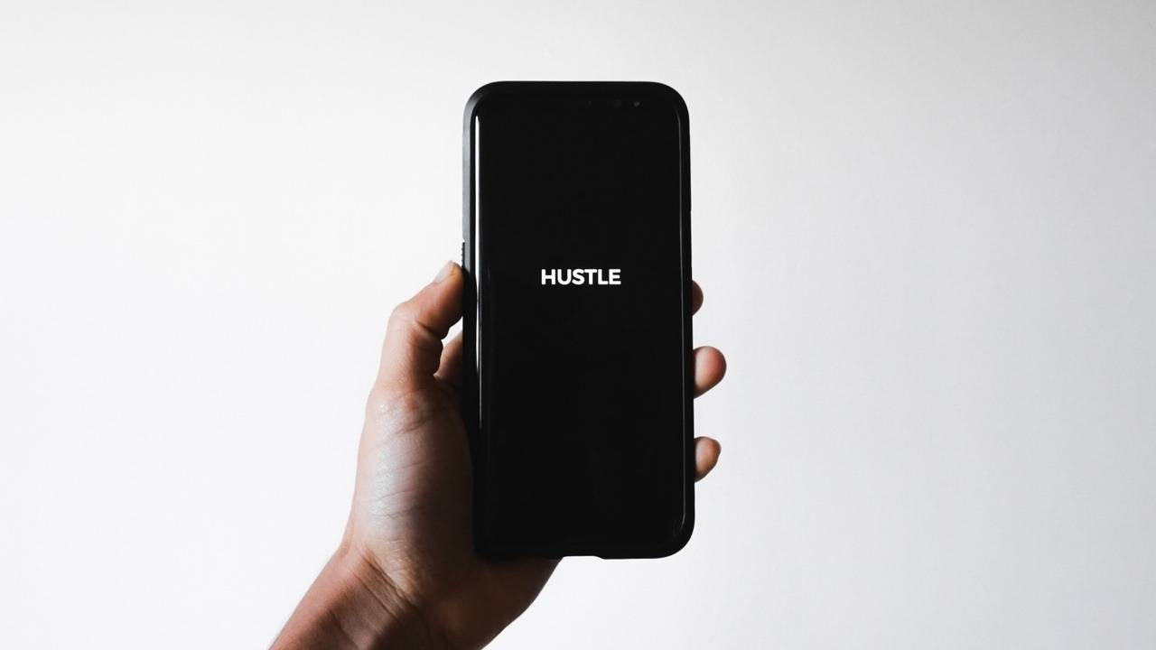 phone in hand Employee vs Entrepreneur Mindset